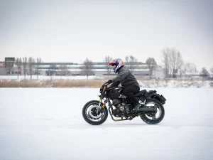 雪の中をツーリング